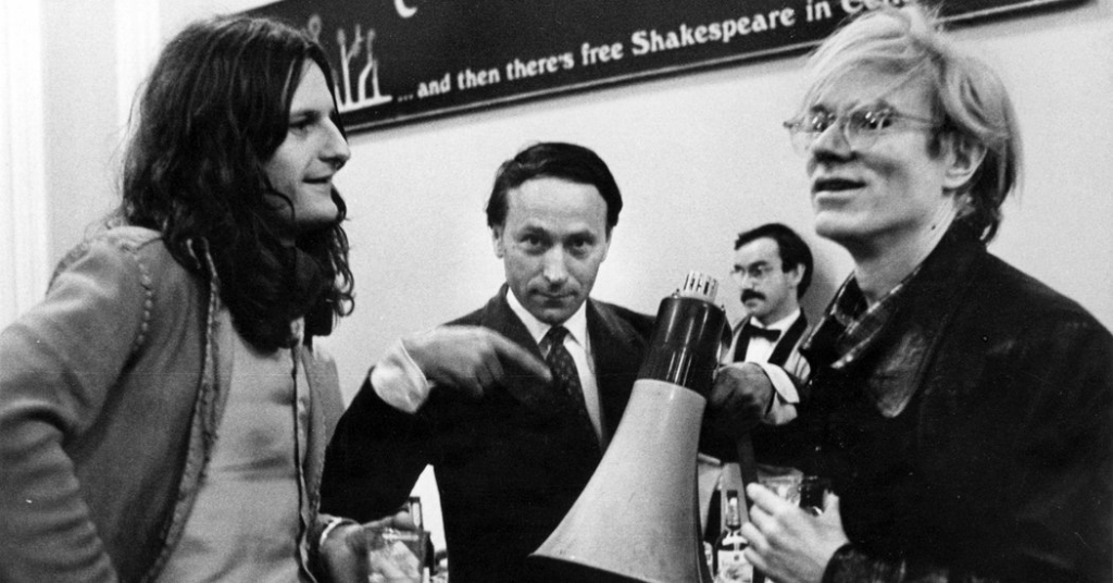 Jons Meks (vidū) un Endijs Vorhols (no labās) 1970. gadā. Foto: Anthology Film Archives