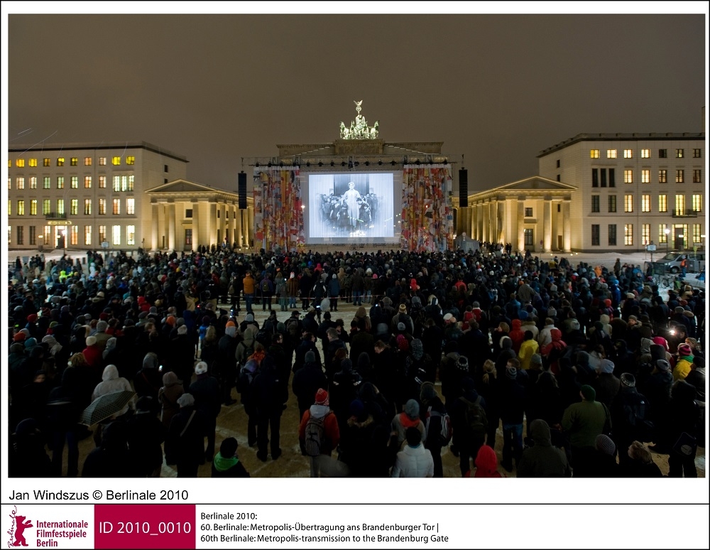 60. Berlinālē uz Brandenburgas vārtu kinoekrāna brīvā dabā tika demonstrēta Friča Langa hrestomātiskā filma "Metropolis" (1927). Foto: Jan Windszus @ Berlinale 2010