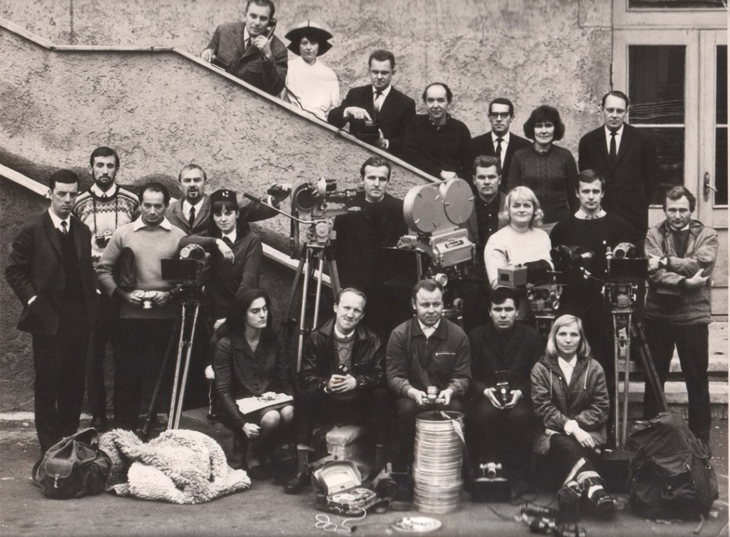 Filmas "235 000 000" uzņemšanas grupa, režisors Uldis Brauns - priekšplānā centrā pie filmlentes bundžām. Foto - no Rīgas Kino muzeja krājuma