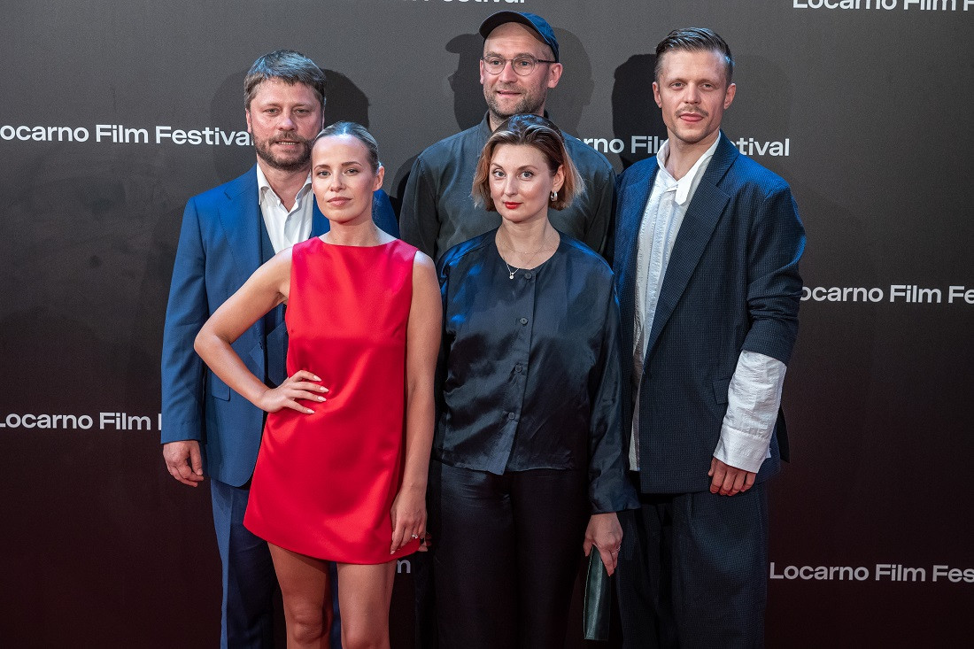 Filmas "Sausi slīkstot" režisors Laurīns Bareiša (centrā) un aktieru ansamblis. Foto: ©Locarno Film Festival / Ti-Press