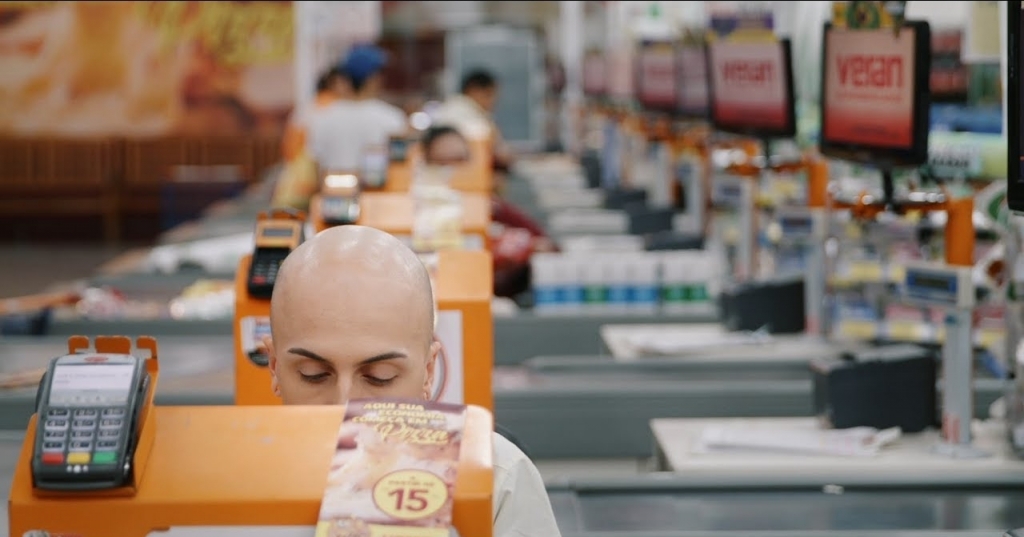 Kadrs no filmas "Mans mīļais lielveikals / My Darling Supermarket"