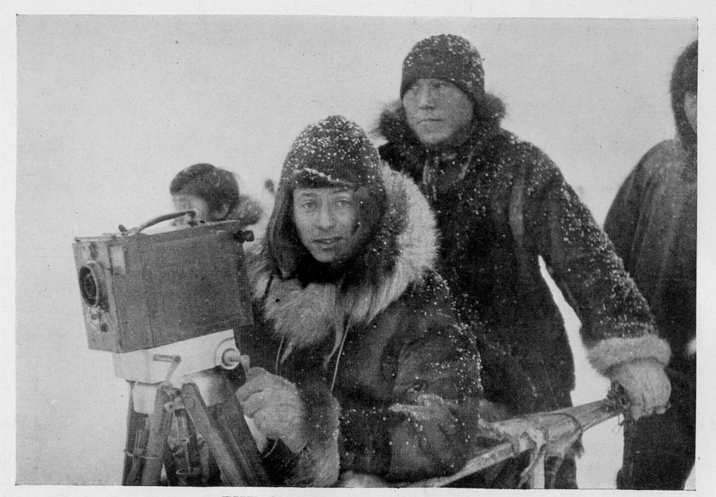 Kadrs no filmas "Nanuks no Ziemeļiem" (Nanook of the North / 1922) uzņemšanas procesa