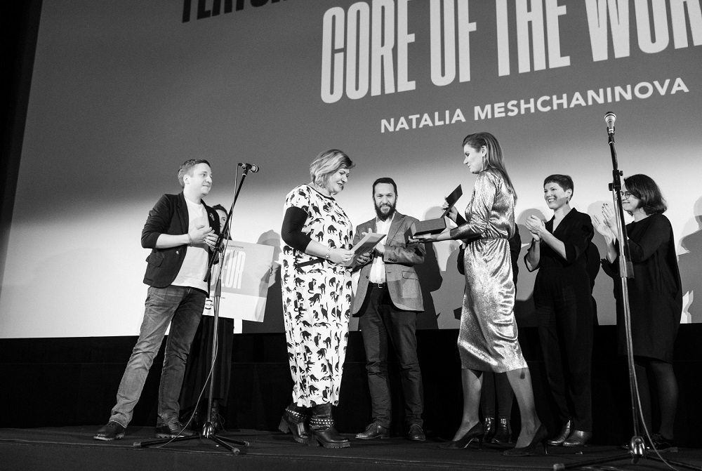 Riga IFF programmu direktore Sonora Broka pasniedz festivāla galveno balvu Natālijai Meščaņinovai. Foto: Andrejs Strokins