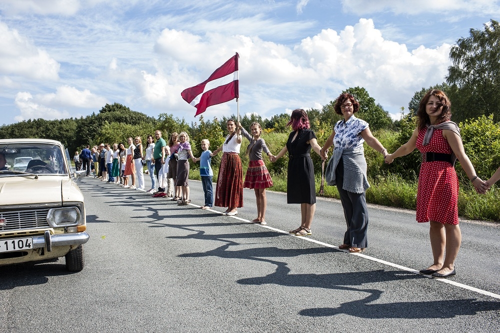 Baltijas ceļa rekonstrukcija filmēšanas vajadzībām, 2016. gada vasara pie Cēsīm. Foto: Ieva Salmane