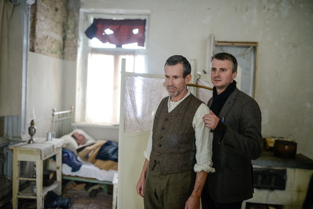 Ulrihs Matess un Dāvis Sīmanis filmas "Pelnu sanatorija" uzņemšanā
