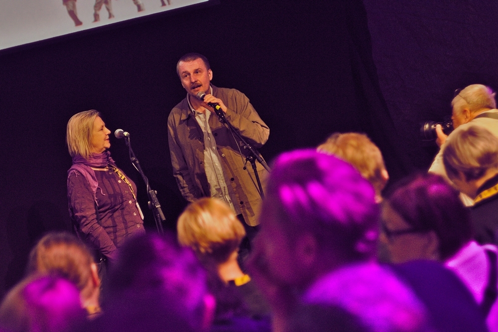J.P. Valkeapē sarunājas ar skatītājiem Pusnakts saules festivālā Somijā. Foto: Juuso Hirvonen