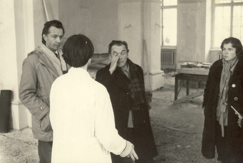Filmas "Laikmetu griežos" komanda - māksliniece Ieva Romanova (no labās, Gunārs Piesis un operators Mārtiņš Kleins. Foto no Rīgas Kino muzeja krājuma