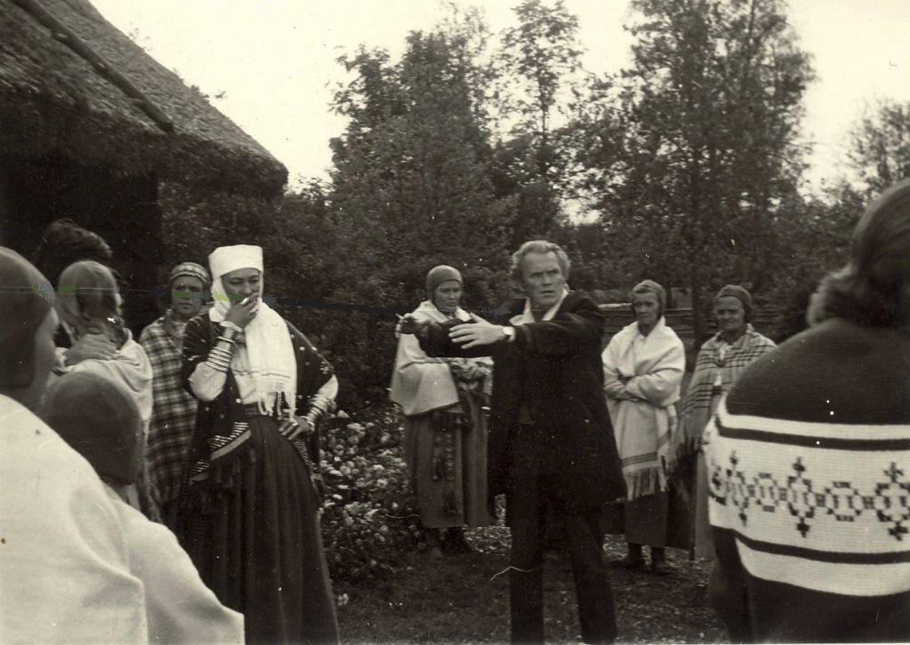 Gunārs Piesis (centrā) filmas "Pūt, vējiņi!" uzņemšanas laukumā (1973)