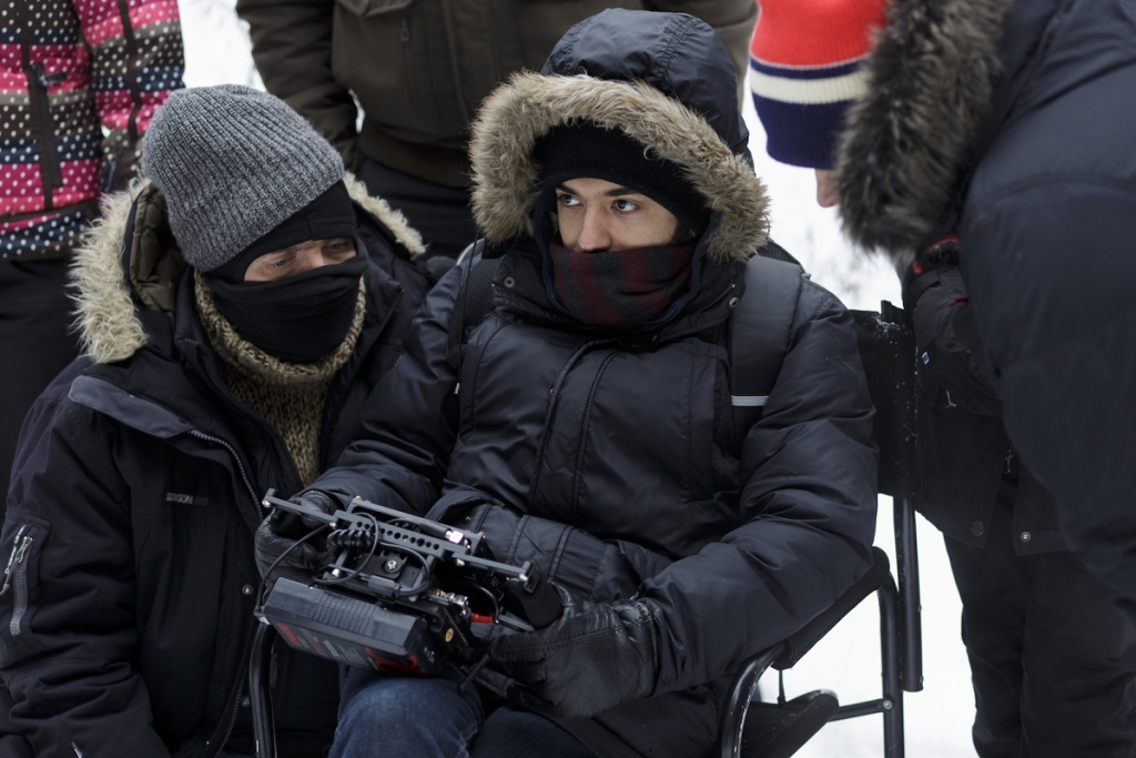 Operators Jānis Eglītis un režisors Aiks Karapetjans ziemas filmēšanā
