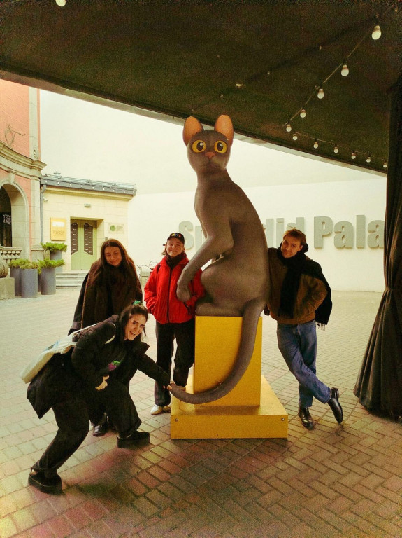 Festivāla 2ANNAS Emerging Critics Workshop dalībnieces no kreisās – Emel-Elizabeth Tuulik (Igaunija), Livia Maria Sîrbu (Lietuva / Rumānija), Elizabete Didža (Latvija) un mentors Michiel Philippaerts