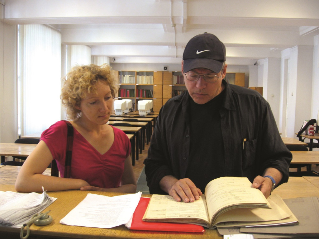 Roza fon Praunheims un arhīvu pētniece Agnese Lūse Latvijas Valsts arhīvā 2007. gadā. Foto: Markus Tiarks