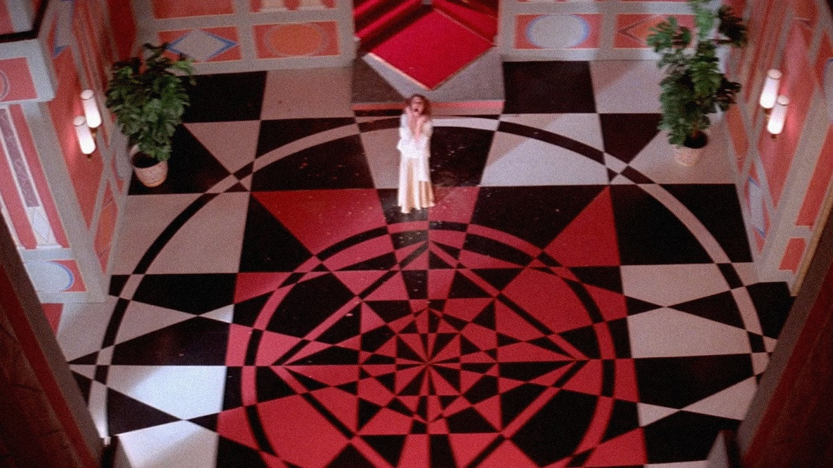 Kadrs no filmas “Nopūtas / Suspiria” (1977)