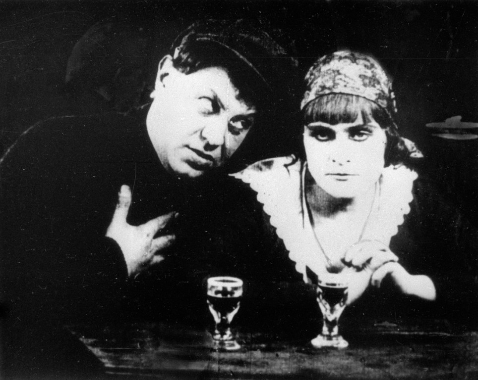 Marija Leiko un Emīls Janingss filmā "Žurkas / Ratten" (1921)