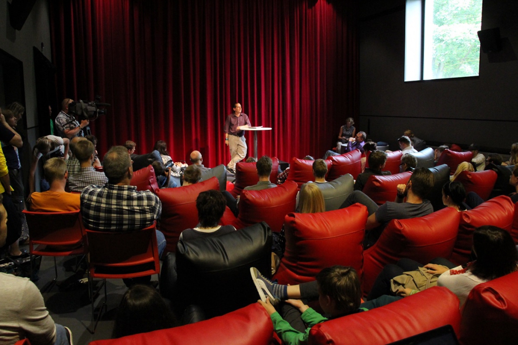 Maika Reisa publiskā lekcija "Kino mājā" Mēness ielā, apmēram 100 interesentu un mediji