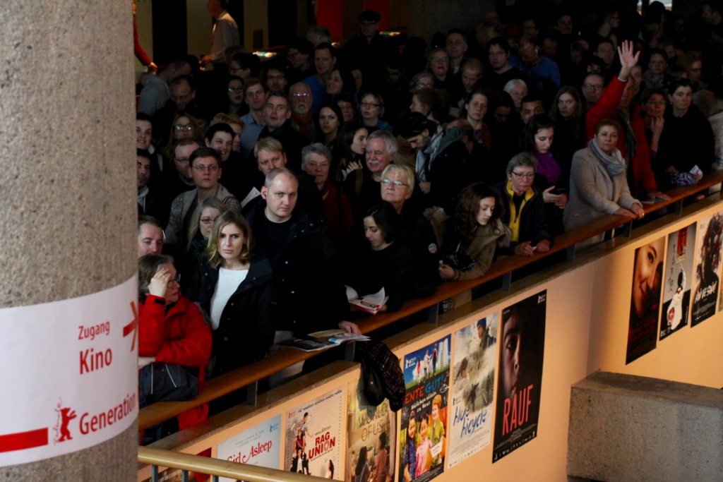 Berlināles publika gaida iespēju iekļūt Latvijas filmas "Es esmu šeit" pasaules pirmizrādē