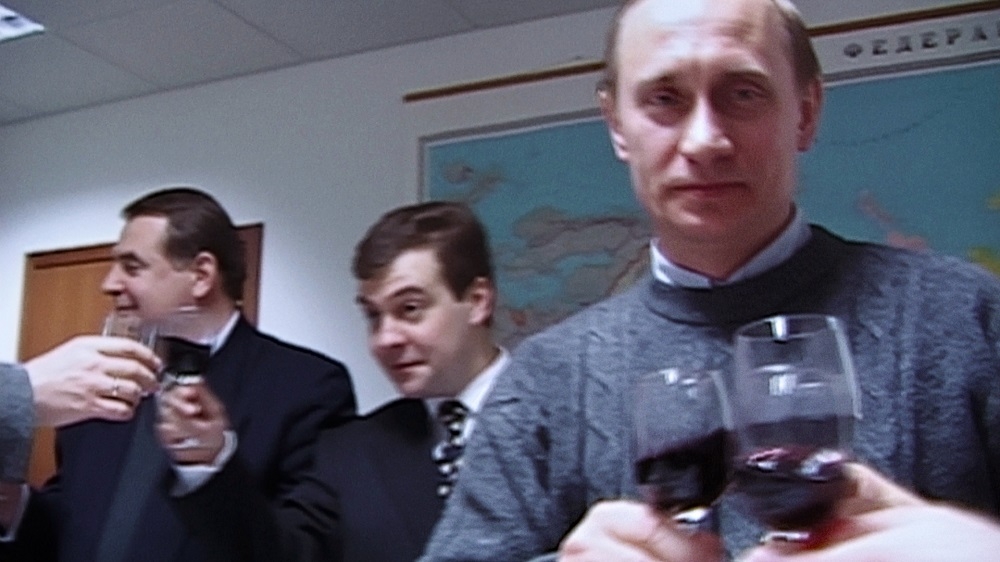 Kadrs no filmas "Putina liecinieki", 2000. gads - Jurijs Ševčenko, Dmitrijs Medvedevs un Vladimirs Putins