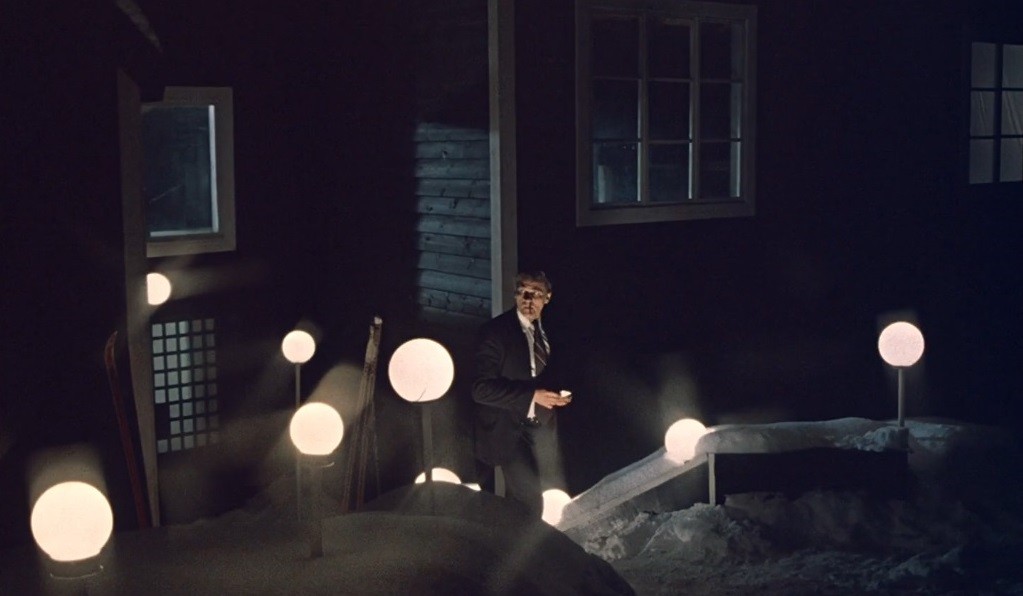 Kadrs no igauņu filmas "Hotelis „Pie mirušā alpīnista” / The Dead Mountaineer's Hotel / „Hukkunud Alpinisti” hotel (1979), centrā - Uldis Pūcītis