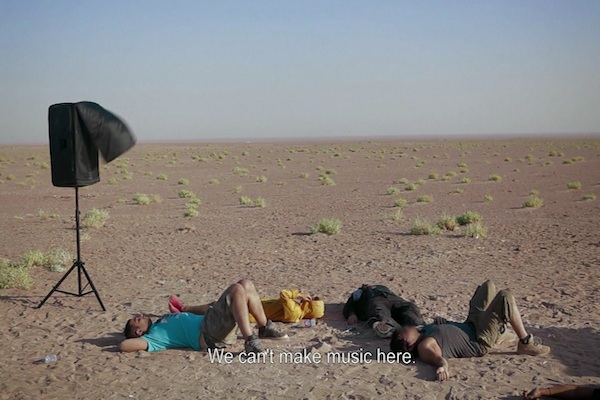 Kadrs no filmas "Raving Iran"