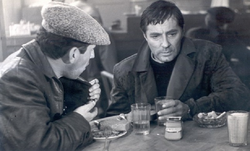 Kadrs no filmas "Kad lietus un vēji sitas logā" (1967). Leinasars - Harijs Liepiņš