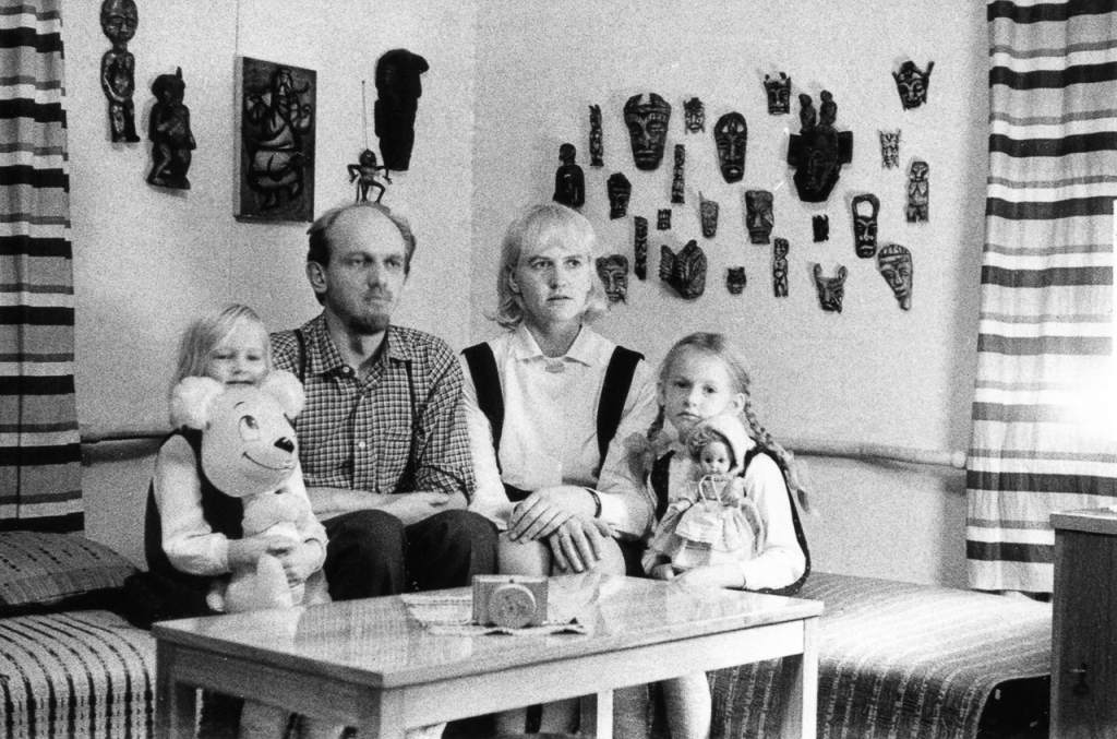 Ivars un Maija ar meitām Dainu un Māru Rīgas kinostudijas kopmītnēs 1968. gadā