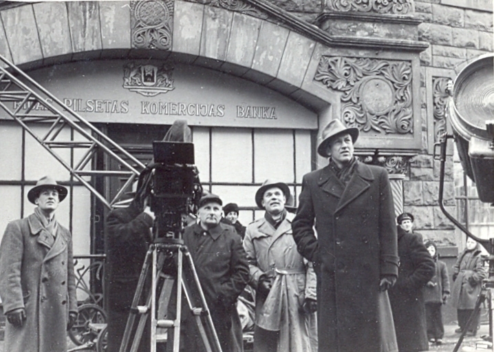 Top filma "Cēloņi un sekas", priekšplānā filmas otrais režisors Rolands Kalniņš. Foto no Rīgas Kino muzeja krājuma