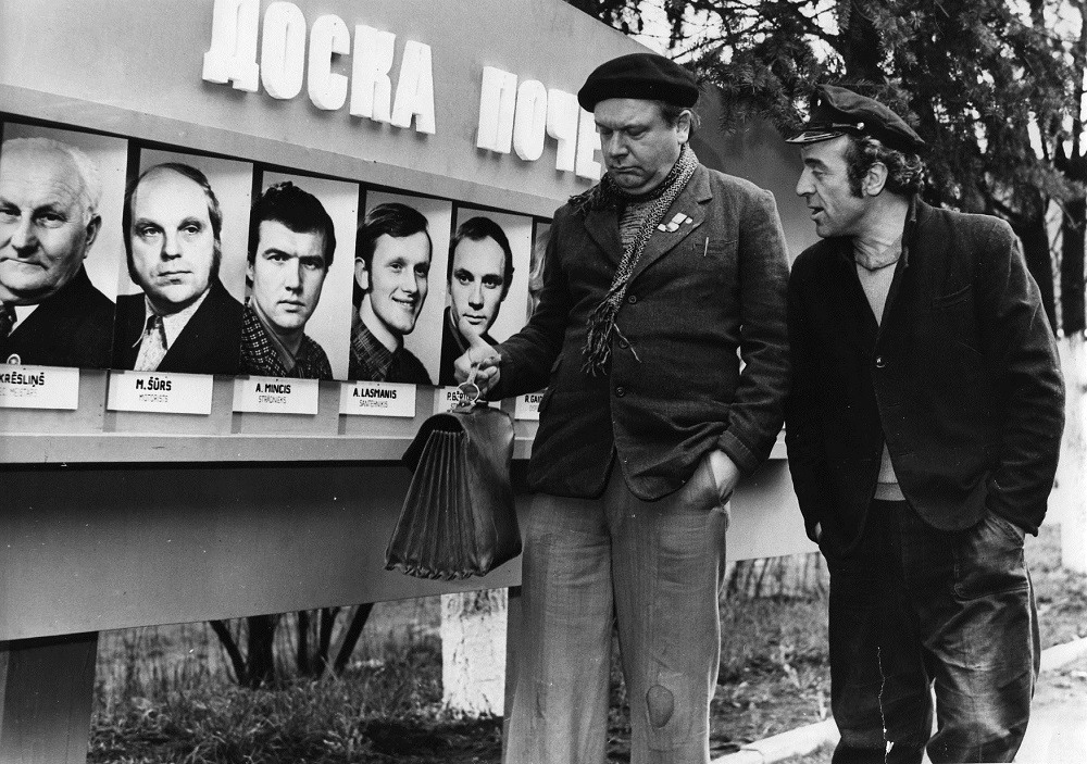 Jāņa Streiča filmā "Mans draugs - nenopietns cilvēks" (1975) uz goda plāksnes iemūžināta gandrīz visa filmas uzņemšanas grupa. Šūrs - otrais no kreisās, ar parakstu "M. Šūrs, motorists"