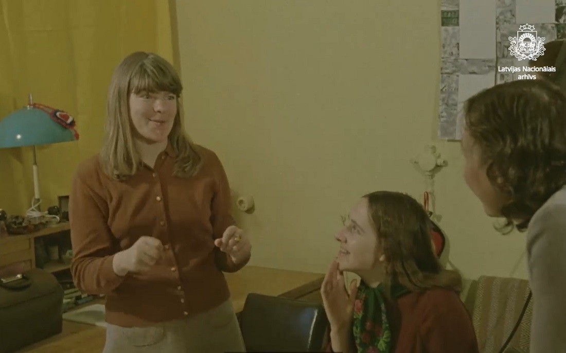 Režisore Roze Stiebra darbā pie filmas "Zaļā pasaka" (1977). Kadrs no kinožurnāla "Padomju Latvija" (1977)