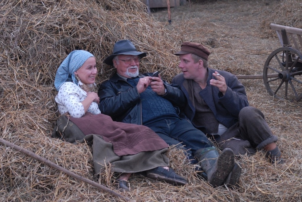 Rēzija Kalniņa, Jānis Streičs un Artūrs Skrastiņš filmas "Rūdolfa mantojums" (2010) uzņemšanas laikā. Foto: Mārtiņš Milbrets