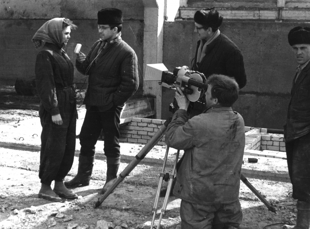 Latvijas dokumentālais kino pirmoreiz izmanto neinscenētas sinhronās skaņas iespējas – intervē Armīns Lejiņš, pie kameras Uldis Brauns. Foto no Rīgas Kino muzeja krājuma