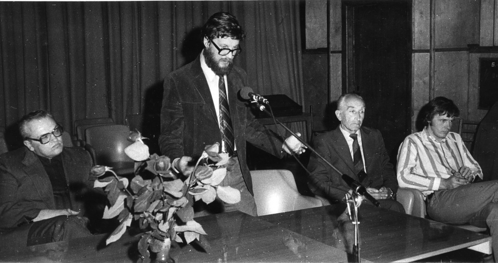 Režisors Andris Rozenbergs (stāv) kopā ar savas trešās spēlfilmas komandu - operators Jānis Mūrnieks (no labās), mākslinieks Viktors Šildknehts. Kreisajā pusē - Rīgas kinostudijas direktors Heinrihs Lepeško.