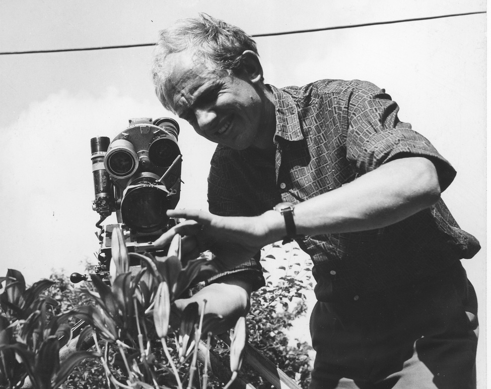 Operators Ivars Seleckis filmē lilijas epizodei "Dārznieks Tontegode"