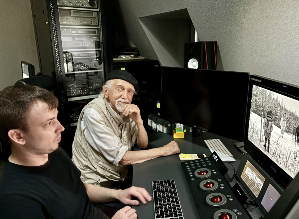Režisors Ivars Seleckis 2024. gada septembrī, ar Krišu Roziņu studijā VFS Films strādājot pie krāsu korekcijas filmai "Turpinājums. Pieaugšana" (2024). Foto: Uldis Cekulis