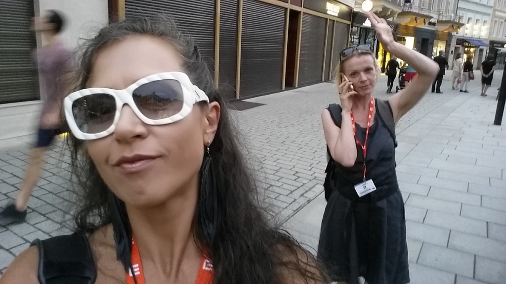 Karlovi Varu selfijā - raksta autore un filmas "Mērijas ceļojums" režisore Kristīne Želve (no labās) un viņas ceļabiedre, filmas redaktore Asnāte Vasiļjeva