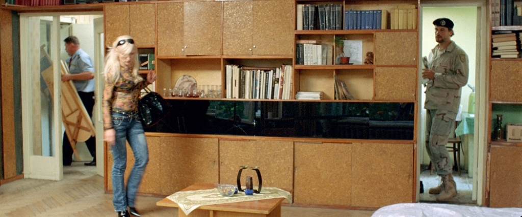 Guna Zariņa un Andris Keišs filmā "Seržanta Lapiņa atgriešanās" (2010, režisors Gatis Šmits)