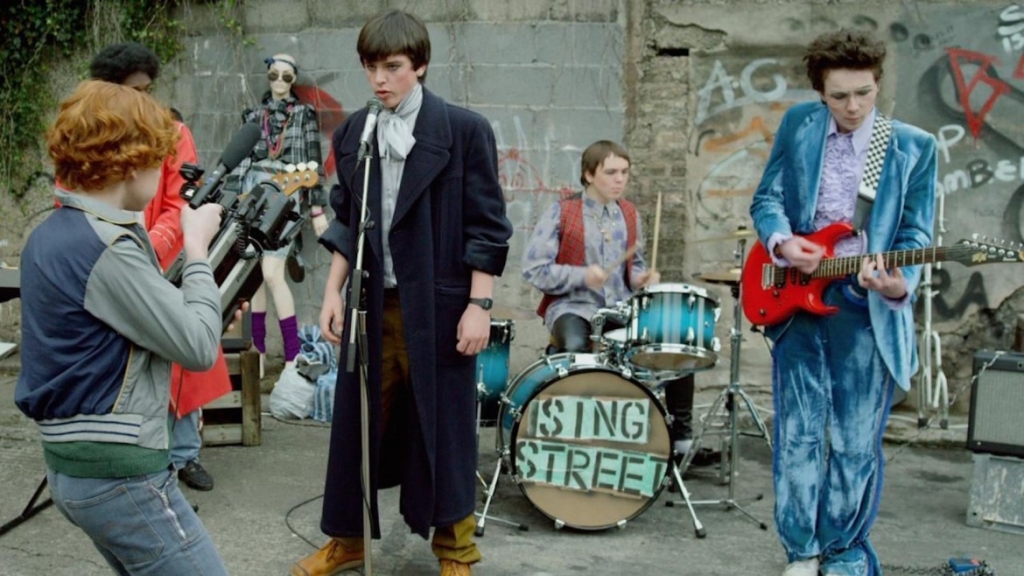 Kadrs no filmas Singstrīta / Sing Street (2016)