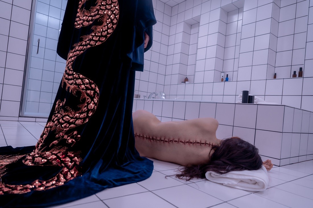Kadrs no filmas "Viela / The Substance"