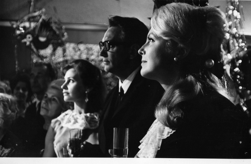 Kadrs no filmas "Stari stiklā" (1969)