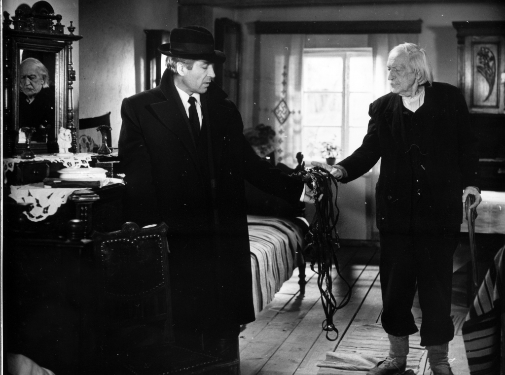 Leonīds Oboļenskis (no labās) un Aļģirds Paulavičus filmā "Svešās kaislības" (1983)
