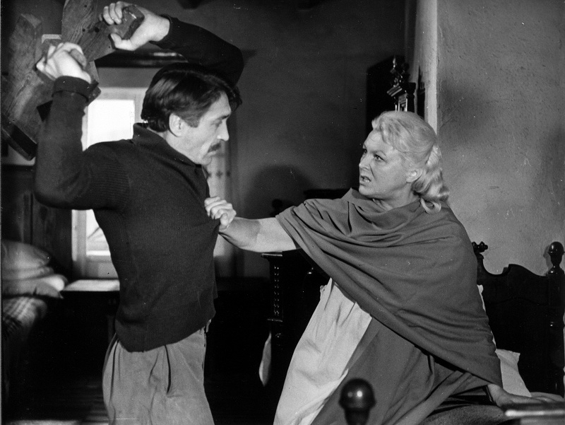 Vija Artmane (Anna) un Aļģirds Paulavičus (Antans) filmā "Svešās kaislības" (1983)