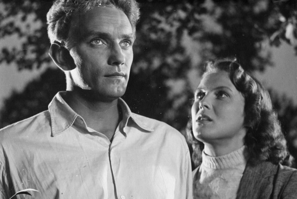 Vija Artmane un Gunārs Cilinskis filmā "Svešiniece ciemā" (1958)