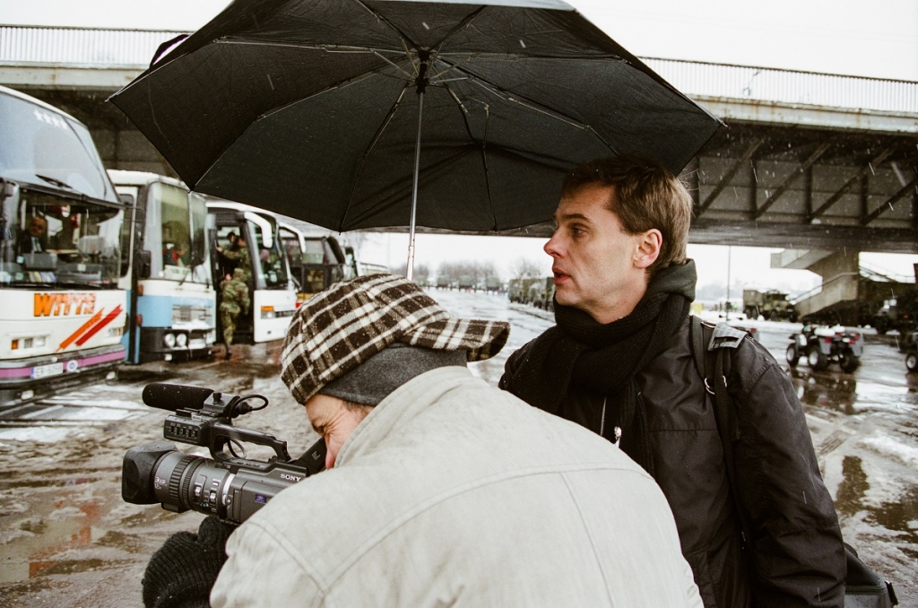 2004. gads, top filma "Svētku anatomija". Režisors Askolds Saulītis, pie kameras operators Andris Priedītis, foto: Agnese Zeltiņa