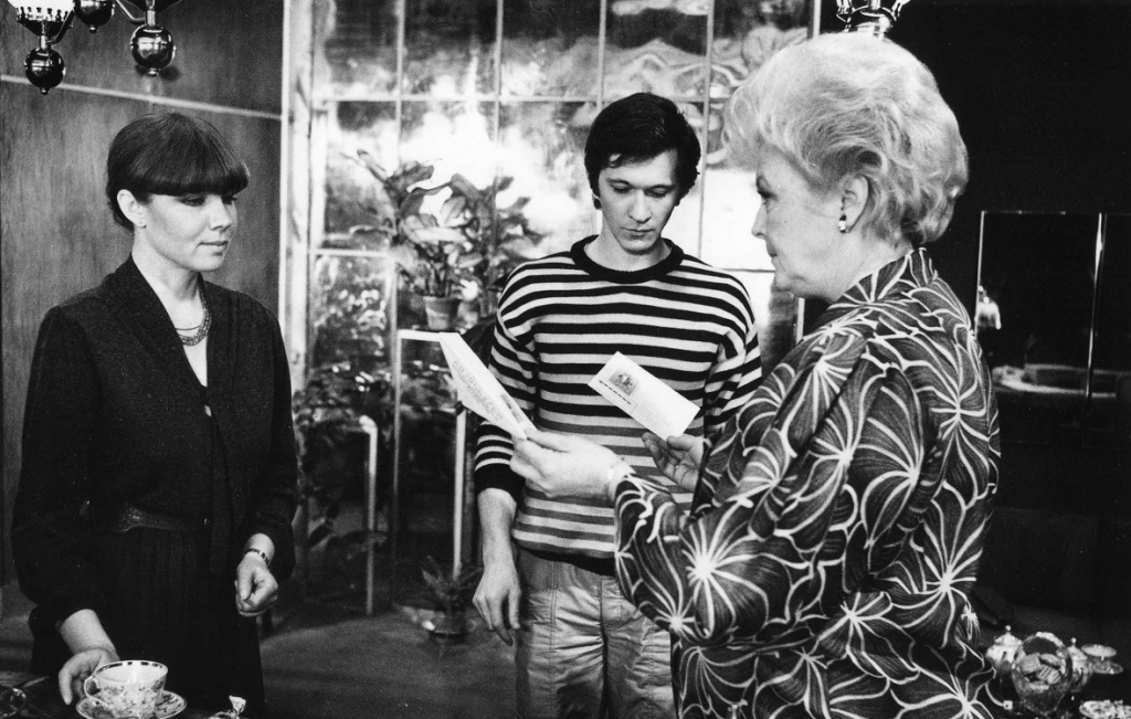Vija Artmane (no labās) filmā "Svītas cilvēks" (1987)