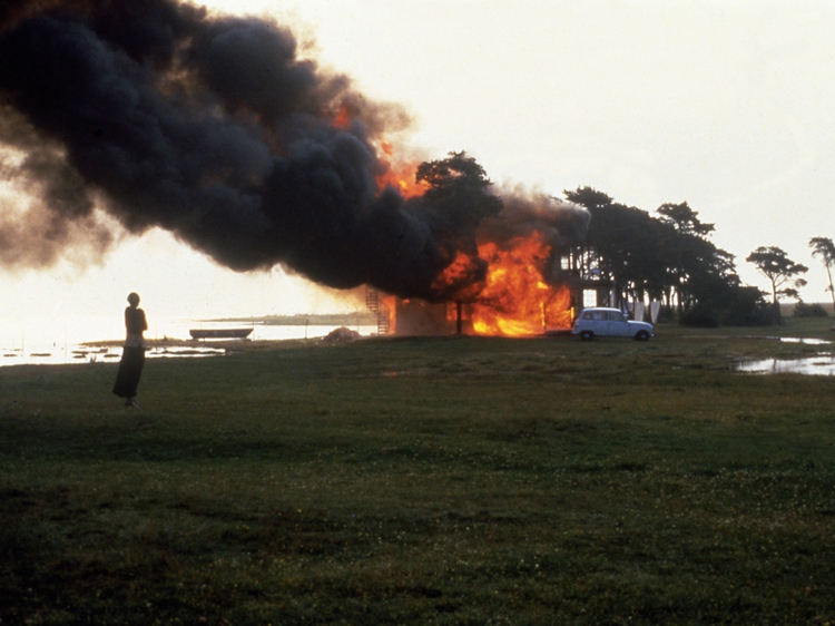 Kadrs no Andreja Tarkovska filmas "Upurēšana / Жертвоприношение" (1986)