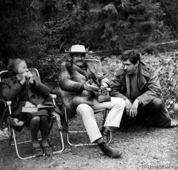 Andrejs Tarkovskis (centrā), filmējot "Spoguli" (1974)