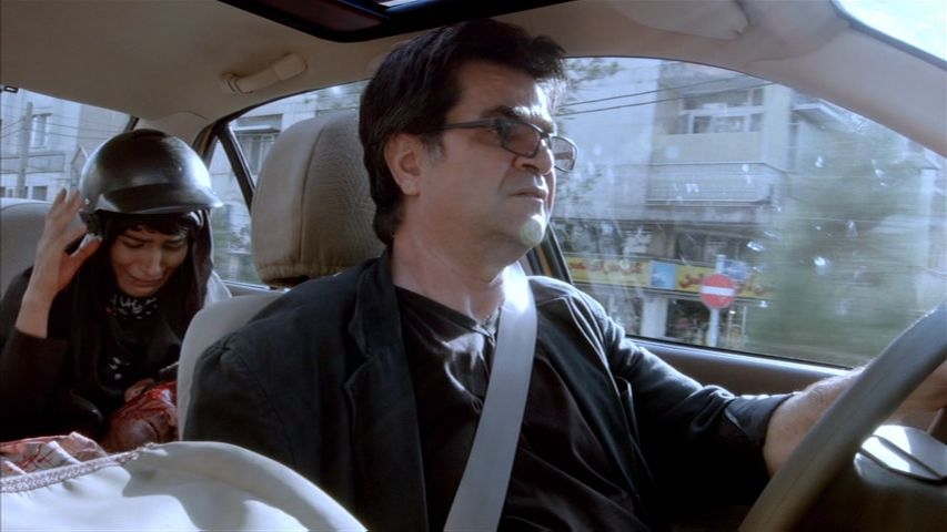 Džafars Panahi savā filmā "Teherānas taksometrs" (2015)