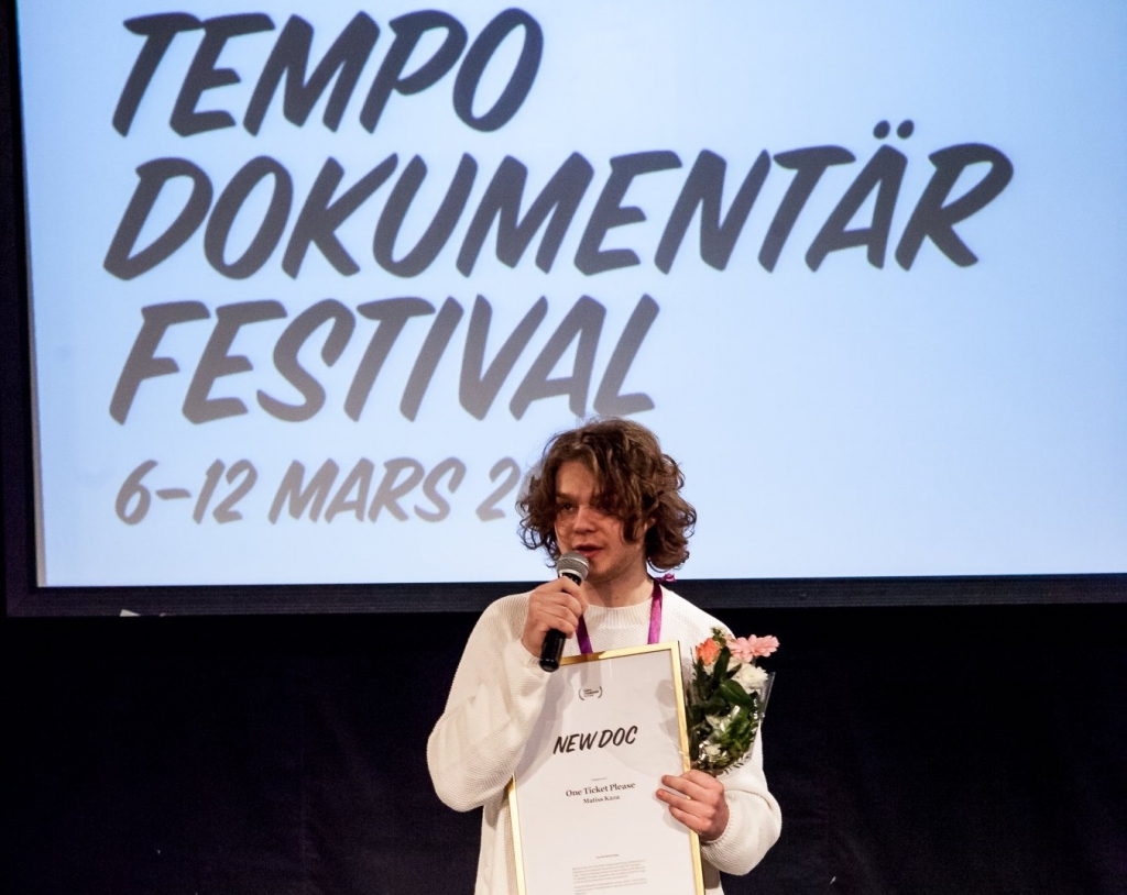Režisors Matīss Kaža saņem filmas pirmo starptautisko balvu Stokholmā, divas dienas pirms Latvijas pirmizrādes