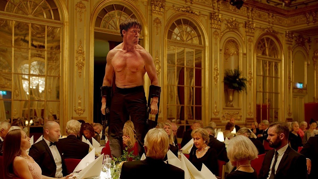 Kadrs no Rubena Estlunda filmas "Kvadrāts" (2017)