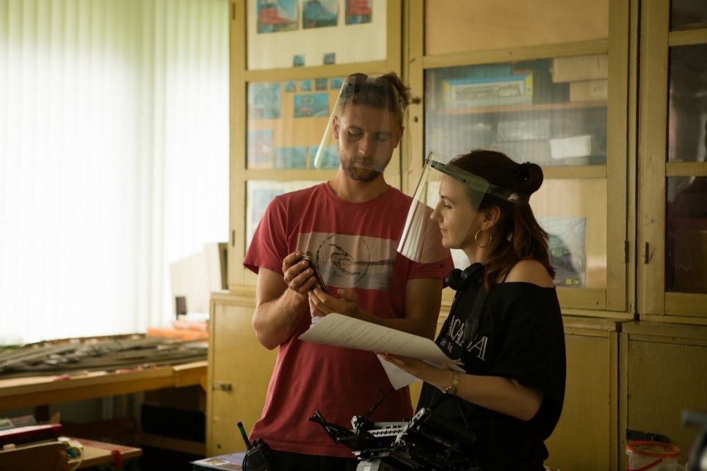 Režisore Marta Elīna Martinsone filmas "Tizlenes" uzņemšanā 2020. gada jūlijā. Foto: Aigars Sērmukšs