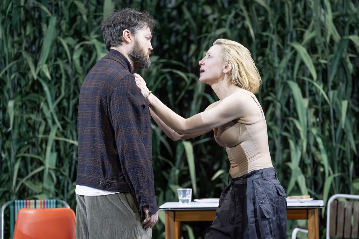Toms Burke (Trigprins) un Keita Blānšeta (Arkadina). Photo by Marc Brenner, Barbican