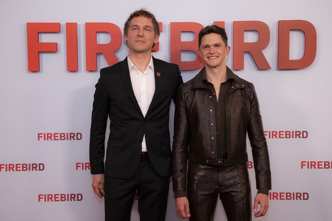 Režisors Pēters Rebane un aktieris Toms Praiors filmas pirmizrādē